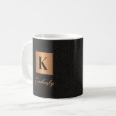 Elegant modern zwart goud naamschrift monogrammed koffiemok (Voorkant links)