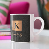 Elegant modern zwart goud naamschrift monogrammed koffiemok