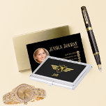 Elegant modern zwart goud vliegtuig monogram visitekaarthouder<br><div class="desc">Laat een subtiele hint vallen met deze unieke visitekaartjes houder dat je een Pilot bent:) Personaliseer het door je initialen toe te voegen. Auteursrechten stijgen in stijl Design.</div>