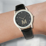 Elegant modern zwart goudmonogram horloge<br><div class="desc">Gepersonaliseerde Monogram Zwart-Wit Horloge met Eenvoudige Witte Getallen. Dit strakke, minimalistische horloge combineert klassieke stijl met een persoonlijke touch, met een gewaagd goudkleurig initiaal (let op: het goud is een platte kleur zonder glinstering) op een zwart gezicht, geaccentueerd door eenvoudige witte cijfers voor gemakkelijk lezen. Het ontwerp bevat ook een...</div>