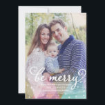 Elegant Moderne Be Merry Kerstfotokaart Feestdagenkaart<br><div class="desc">Trendy, eenvoudig ontwerp met je favoriete foto. Afbeelding met zachte pasteldriehoeken in schaduwen van roze, blauw, wit en goud. Het leest "wees vrolijk"in fancy, moderne manuscripttypografie. Witte kleine sterren om een mousserende blik aan uw Feestdagen fotokaarten toe te voegen. De doopvontkleuren van de verandering om uw foto beter aan te...</div>