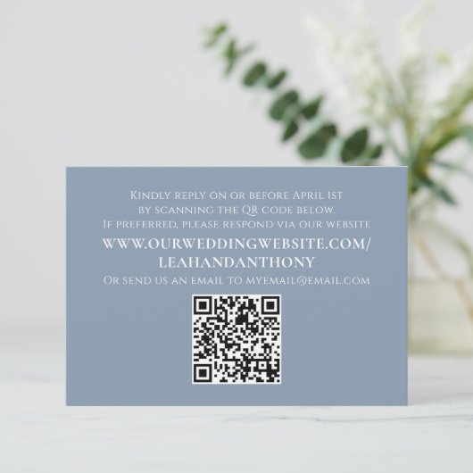 Elegant Moderne Eenvoudige Stusty Blue QR Code RSVP Kaartje (Staand voorkant)