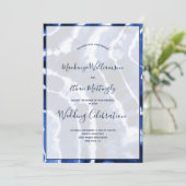 Elegant moderne navyblauwe marmeren tie-dye bruilo kaart (Staand voorkant)