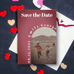 Elegant Moderne Romantic Couple Arch Photo Wedding Save The Date<br><div class="desc">Deze elegante en moderne foto slaat de datumuitnodiging op Een levendige Bourgogne achtergrond, deze uitnodiging is zeker om een verklaring af te leggen. Het stijlvolle ontwerp laat een romantisch koppel foto zien in een boog, omringd door moderne gekromde typografie. De typografie voegt een aanraking van verfijning toe en trekt het...</div>