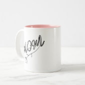 Elegant "MOM"-script met bloemontwerp Tweekleurige Koffiemok (Voorkant links)