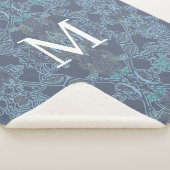 Elegant Monogram Barokpatroon in Blauwe Tinten Sherpa Deken (3/4)