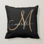 Elegant Monogram Black Gold Name Sierkussen<br><div class="desc">Gepersonaliseerd werpen kussen die een gouden manuscriptinitiaal,  en witte manuscriptnaam bevatten. Een trendmatige moderne,  minimalistische typografische stijl. Klik op "Pas verder aan om ons eenvoudige ontwerphulpmiddel te gebruiken om een verschillend initiaal of een naamdoopvont te kiezen.</div>