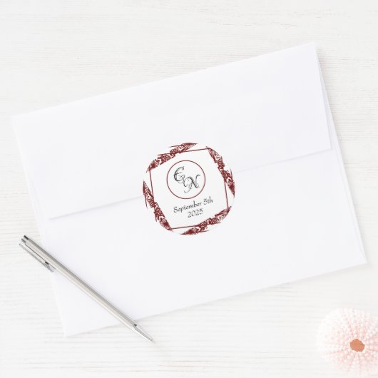 Elegant Monogram Bruiloft Maroon Ronde Stickers (Envelop)