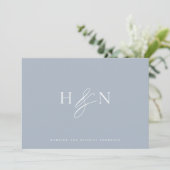 Elegant Monogram Dusty Blue Wedding Bedankkaart (Staand voorkant)