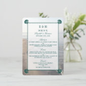 Elegant monogram en Blauwgroen Scallop Beach Wedde Menu (Staand voorkant)