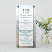 Elegant monogram en Blauwgroen Scallop Beach Wedde Menu (Staand voorkant)