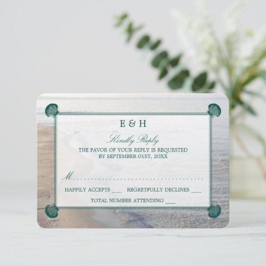 Elegant monogram en Blauwgroen Scallop Beach Wedde RSVP Kaartje (Staand voorkant)