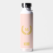 Elegant Monogram en Gold Laurel Wreath op Roze Waterfles (Links)