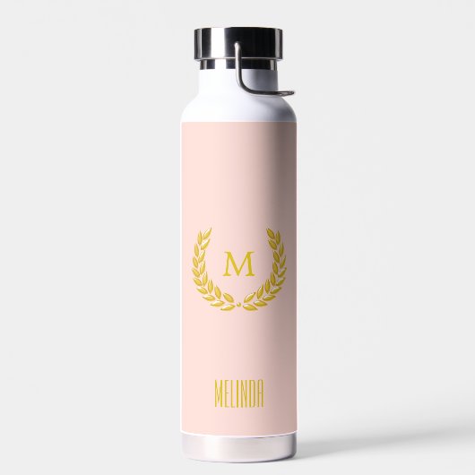 Elegant Monogram en Gold Laurel Wreath op Roze Waterfles (Links)