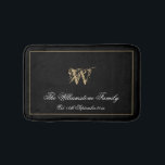 Elegant Monogram Familienaam Pas getrouwd Wedding Badmat<br><div class="desc">Elegant monogram en persoonlijke familienaam Pas getrouwd Gift Wedding Bath Mat. Cute stijlvolle gepersonaliseerde zwarte en gouden monogrammed badmat. Klassiek manuscript voor het monogrammed familienaam initiaal, en familienaam, en de Oost. Datum op een zwarte achtergrond. Een perfect cadeau voor nieuwe wieren, geëngageerde paren, families of mooi voor je eigen badkamer...</div>