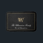 Elegant Monogram Familienaam Pas getrouwd Wedding Badmat<br><div class="desc">Elegant monogram en persoonlijke familienaam Pas getrouwd Gift Wedding Bath Mat. Cute stijlvolle gepersonaliseerde zwarte en gouden monogrammed badmat. Klassiek manuscript voor het monogrammed familienaam initiaal, en familienaam, en de Oost. Datum op een zwarte achtergrond. Een perfect cadeau voor nieuwe wieren, geëngageerde paren, families of mooi voor je eigen badkamer...</div>