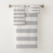 Elegant monogram Faux Silver Gradient Gray Stripes Bad Handdoek (Insitu)