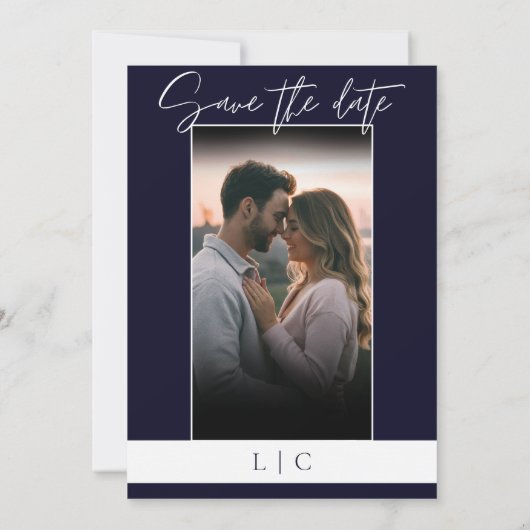 Elegant Monogram Fotokaligrafie Donkere Marine Save The Date (Achterkant)