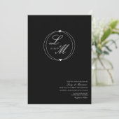 Elegant Monogram Gescript Hartaansluiting Trouw Kaart (Staand voorkant)