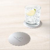 Elegant Monogram Gold Silver Scalloped Round Kartonnen Onderzetters (Insitu)