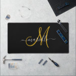 Elegant Monogram Goud Zwart Bureaumat<br><div class="desc">Gepersonaliseerde monogram gouden script initiaal en witte script naam op een zwarte achtergrond. Een minimalistische trending typografische stijl.</div>