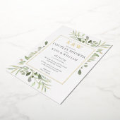 Elegant Monogram Greenery Couples Shower Gold Folie Uitnodiging (Gedraaid)