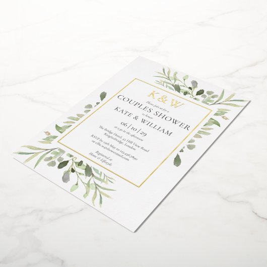 Elegant Monogram Greenery Couples Shower Gold Folie Uitnodiging (Gedraaid)