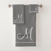 Elegant Monogram Grijs Wit Script Naam Bad Handdoek (Insitu)
