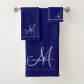 Elegant Monogram Initiaal Navy Blauw Bad Handdoek (Insitu)