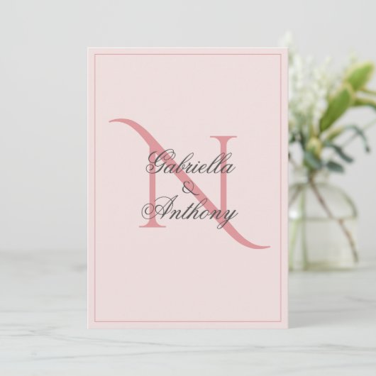 Elegant Monogram Initiaal Pink Wedding Uitnodiging (Staand voorkant)