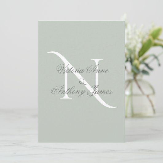 Elegant Monogram Initiaal Sage Green Wedding Kaart (Staand voorkant)