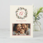 Elegant Monogram Kerstkrans Familiefoto Feestdagenkaart (Staand voorkant)