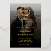 Elegant Monogram Krans Foto Huwelijk Real Folie Uitnodiging (Voorkant)