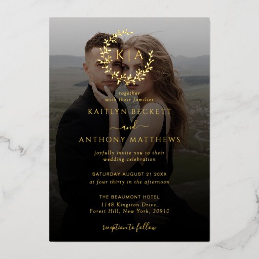 Elegant Monogram Krans Foto Huwelijk Real Folie Uitnodiging (Voorkant)