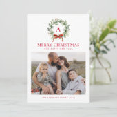 Elegant Monogram Krans Kerstmis Twee Foto Feestdagenkaart (Staand voorkant)
