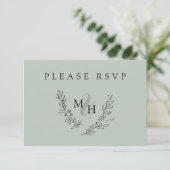 Elegant Monogram Krans Sage Bruiloft RSVP Kaartje (Staand voorkant)