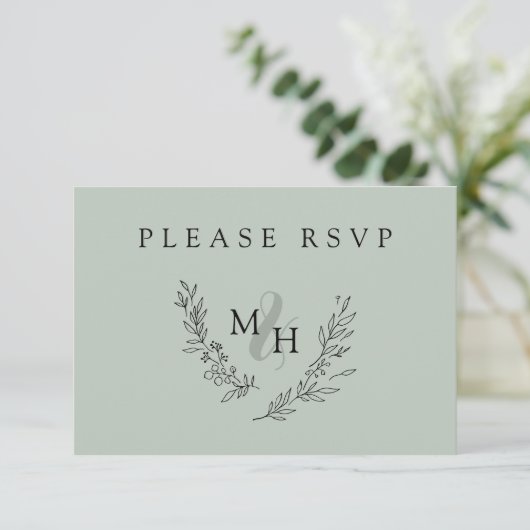 Elegant Monogram Krans Sage Bruiloft RSVP Kaartje (Staand voorkant)