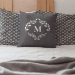 Elegant monogram Laurel verlaat Crest Custom Kussen<br><div class="desc">Voeg een vleugje elegantie toe aan elke ruimte met dit aangepaste monogram accentkussen met een klassieke laurierblaadskam. De eenvoudige grijze achtergrond en het koninklijke lauwerkransontwerp zorgen voor een verfijnde, tijdloze look die een aanvulling vormt op zowel de moderne als de traditionele inrichting. Personaliseer met een initialen monogram om een uniek...</div>