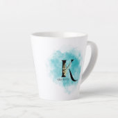 Elegant monogram letter K Blauwgroen gouden bloem Latte Mok (Rechterhoek)
