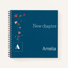 Elegant monogram met bloemennaam donkerblauw notitieboek