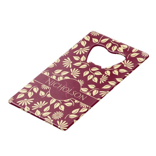 Elegant Monogram Naam Leaf Daisy Pattern Burgundy Creditkaart Flessenopener (Voorkant Gekanteld)