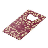 Elegant Monogram Naam Leaf Daisy Pattern Burgundy Creditkaart Flessenopener (Achterkant Gekanteld)