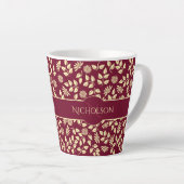 Elegant Monogram Naam Leaf Daisy Pattern Burgundy Latte Mok (Rechterhoek)