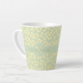 Elegant Monogram Naam Leaf Pattern Pastel Green Latte Mok (Linkerhoek)