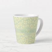 Elegant Monogram Naam Leaf Pattern Pastel Green Latte Mok (Rechterhoek)