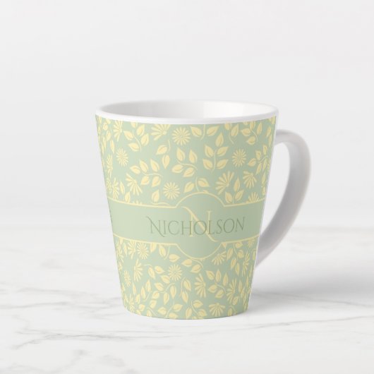 Elegant Monogram Naam Leaf Pattern Pastel Green Latte Mok (Rechterhoek)