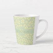 Elegant Monogram Naam Leaf Pattern Pastel Green Latte Mok (Rechts)