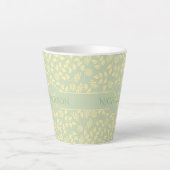 Elegant Monogram Naam Leaf Pattern Pastel Green Latte Mok (Voorkant)