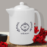 Elegant Monogram Naam Modern Wreatan Blue White Theepot<br><div class="desc">Pas uw keuken aan met onze elegante monogrammed naam en een initiaal neutraal blauw en wit design van de luxe marine met een unieke laurel en aangepaste tekstoptie. Alle kleuren in dit ontwerp, met inbegrip van het grote afbeelding, kunnen met het Zazzle-ontwerpgereedschap in elke kleur van uw keuze worden gewijzigd....</div>