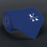 Elegant monogram   naam | Navy Blue | tweeslachtig Stropdas<br><div class="desc">Een elegante 2-zijdige stropdas met een gewaagd wit monogram over een diepe Navy Blue-achtergrond. Bovenop dit monogram staat je voor- of achternaam in alle hoofdletters. Als u de voorkeur geeft aan een stoutmoediger zoeken naar de persoonlijke naam in de grote letter kunt u het volgende doen: Gebruik de functie aanpassen...</div>